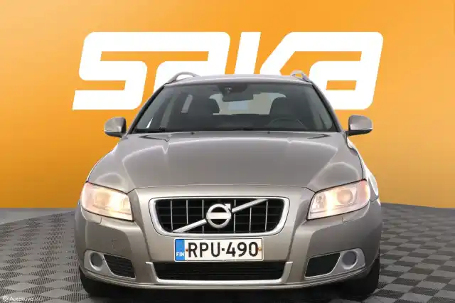 Beige Farmari, Volvo V70 – RPU-490