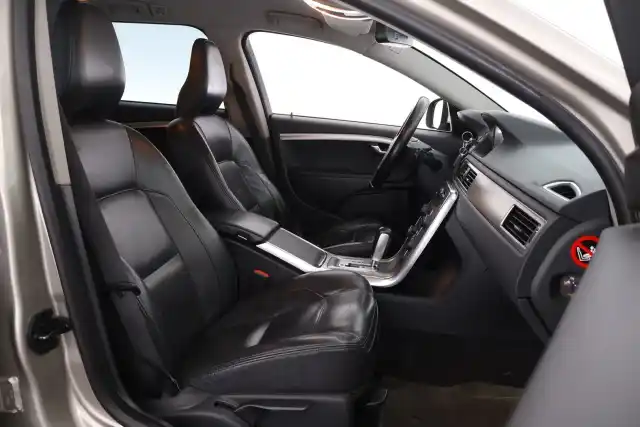 Beige Farmari, Volvo V70 – RPU-490