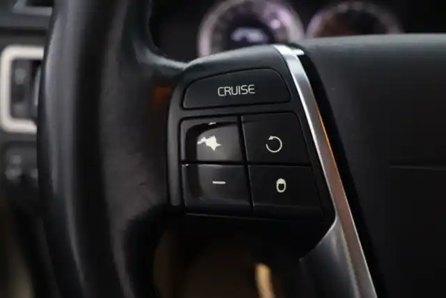 Beige Farmari, Volvo V70 – RPU-490