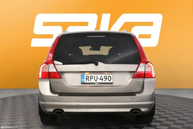 Beige Farmari, Volvo V70 – RPU-490