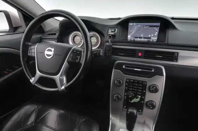 Beige Farmari, Volvo V70 – RPU-490
