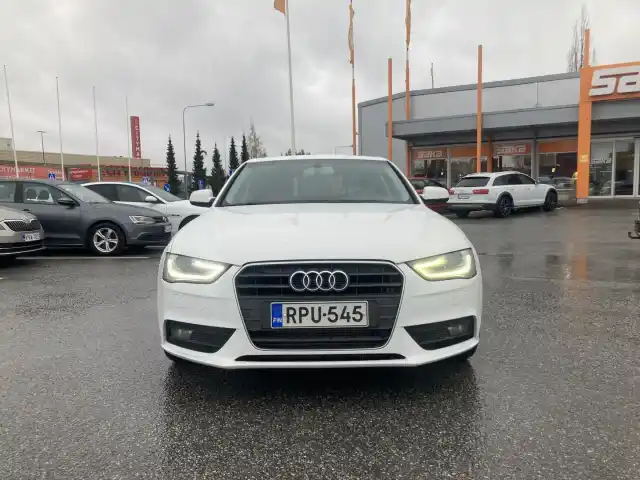 Valkoinen Sedan, Audi A4 – RPU-545