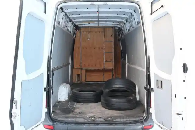 Valkoinen Pakettiauto, Mercedes-Benz Sprinter – RRA-216