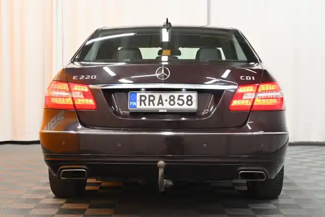 Ruskea Sedan, Mercedes-Benz E – RRA-858