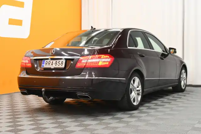 Ruskea Sedan, Mercedes-Benz E – RRA-858