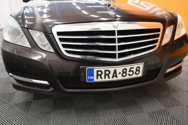 Ruskea Sedan, Mercedes-Benz E – RRA-858