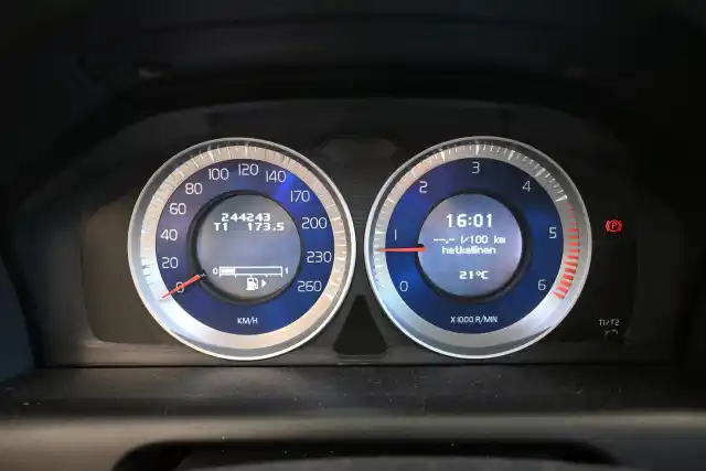 Punainen Maastoauto, Volvo XC60 – RRC-139