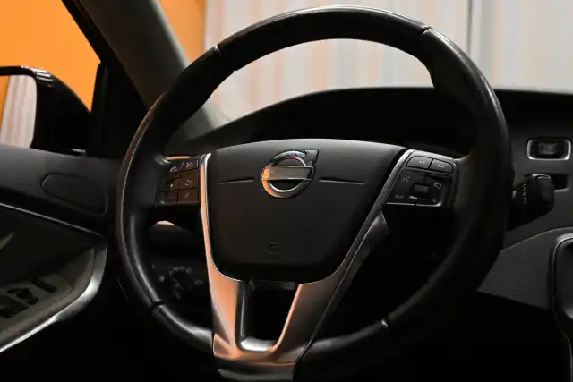 Musta Viistoperä, Volvo V40 Cross Country – RRC-454