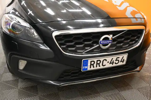 Musta Viistoperä, Volvo V40 Cross Country – RRC-454