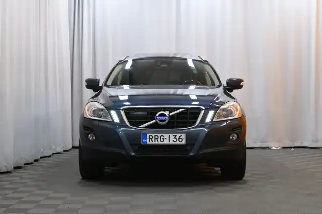 Sininen Maastoauto, Volvo XC60 – RRG-136