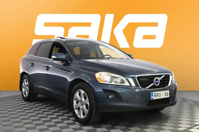 Sininen Maastoauto, Volvo XC60 – RRG-136