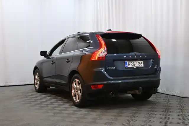 Sininen Maastoauto, Volvo XC60 – RRG-136