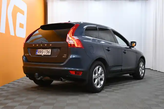 Sininen Maastoauto, Volvo XC60 – RRG-136