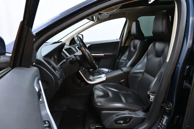 Sininen Maastoauto, Volvo XC60 – RRG-136