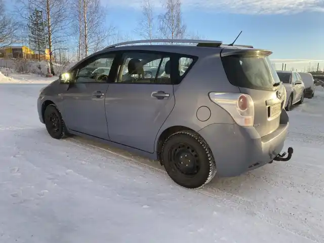 Sininen Tila-auto, Toyota Verso – RRG-613