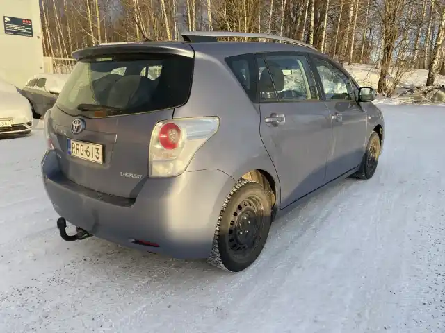 Sininen Tila-auto, Toyota Verso – RRG-613