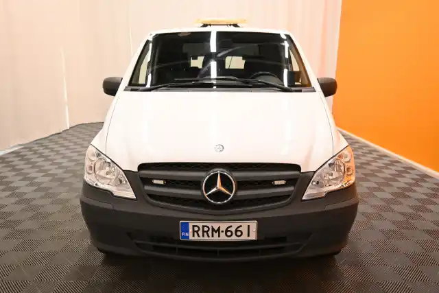 Valkoinen Pakettiauto, Mercedes-Benz Vito – RRM-661