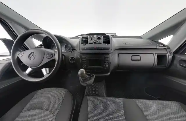 Valkoinen Pakettiauto, Mercedes-Benz Vito – RRN-880