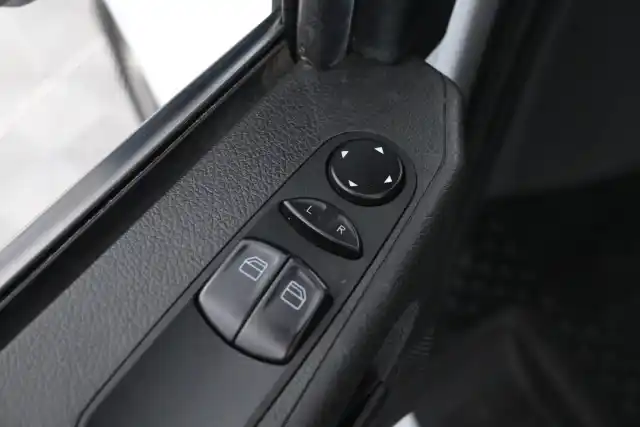 Valkoinen Pakettiauto, Mercedes-Benz Vito – RRN-880