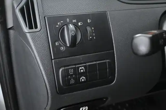 Valkoinen Pakettiauto, Mercedes-Benz Vito – RRN-880