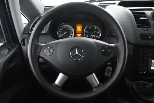 Valkoinen Pakettiauto, Mercedes-Benz Vito – RRN-880