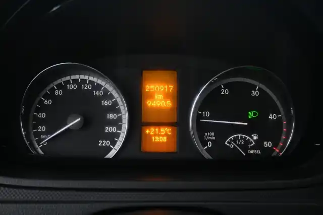 Valkoinen Pakettiauto, Mercedes-Benz Vito – RRN-880