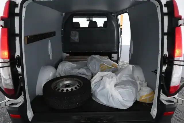 Valkoinen Pakettiauto, Mercedes-Benz Vito – RRN-880