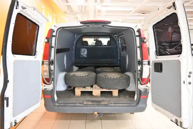 Valkoinen Pakettiauto, Mercedes-Benz Vito – RRN-880