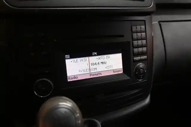 Valkoinen Pakettiauto, Mercedes-Benz Vito – RRN-880