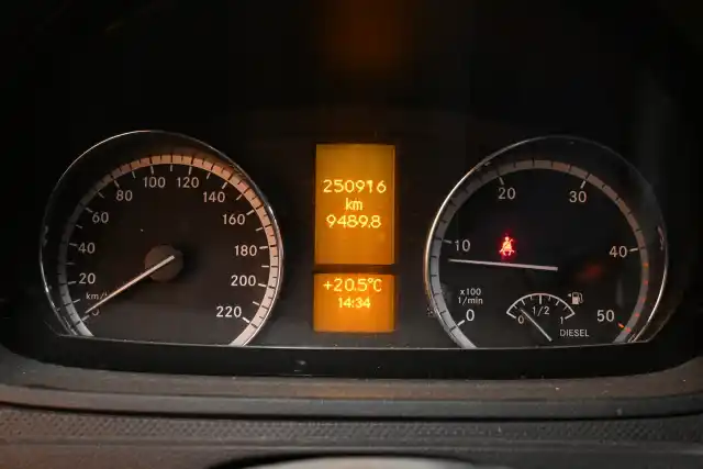 Valkoinen Pakettiauto, Mercedes-Benz Vito – RRN-880