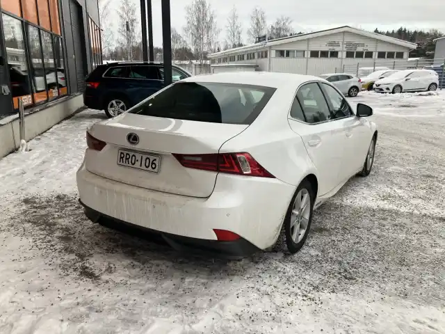 Valkoinen Sedan, Lexus IS – RRO-106