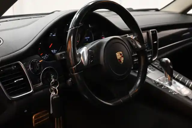 Musta Viistoperä, Porsche Panamera – RRP-474