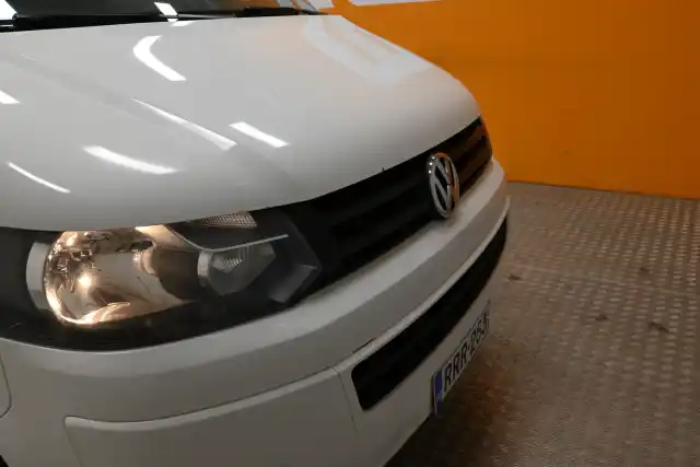 Valkoinen Pakettiauto, Volkswagen Transporter – RRR-253