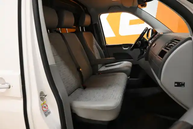 Valkoinen Pakettiauto, Volkswagen Transporter – RRR-253