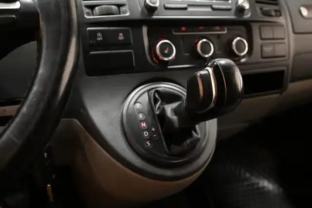 Valkoinen Pakettiauto, Volkswagen Transporter – RRR-253