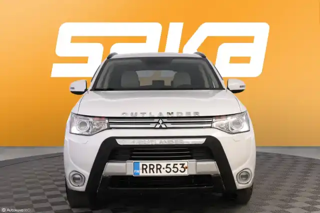 Valkoinen Maastoauto, Mitsubishi Outlander PHEV – RRR-553