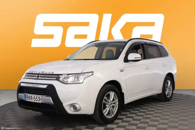 Valkoinen Maastoauto, Mitsubishi Outlander PHEV – RRR-553