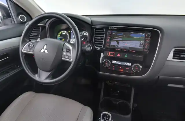 Valkoinen Maastoauto, Mitsubishi Outlander PHEV – RRR-553