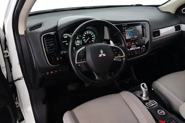 Valkoinen Maastoauto, Mitsubishi Outlander PHEV – RRR-553