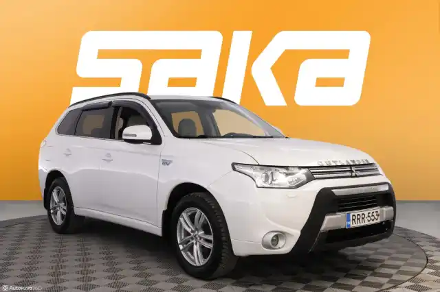 Valkoinen Maastoauto, Mitsubishi Outlander PHEV – RRR-553