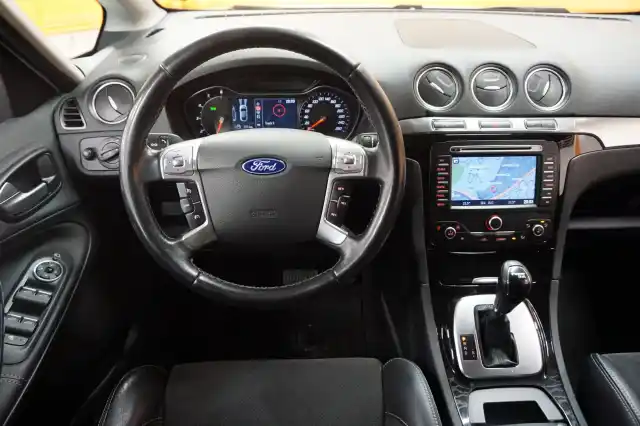 Valkoinen Tila-auto, Ford S-Max – RRT-161