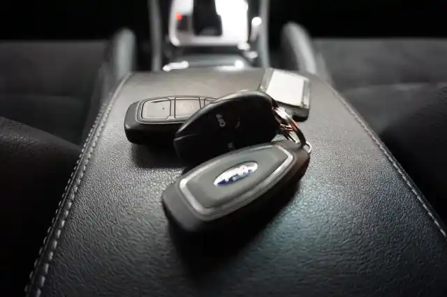 Valkoinen Tila-auto, Ford S-Max – RRT-161