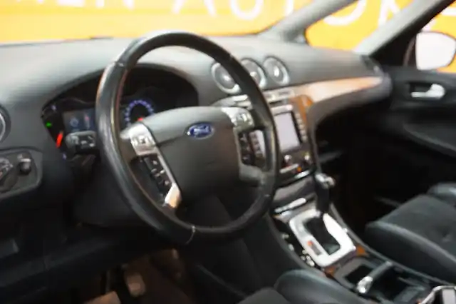 Valkoinen Tila-auto, Ford S-Max – RRT-161
