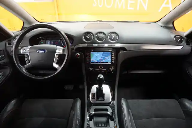 Valkoinen Tila-auto, Ford S-Max – RRT-161