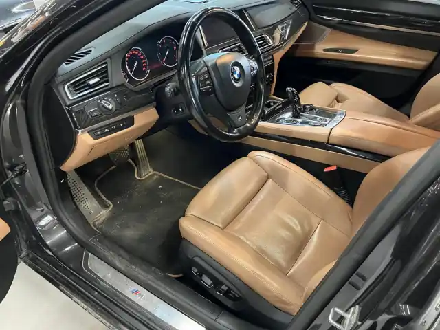 Harmaa Sedan, BMW 730 – RRT-732