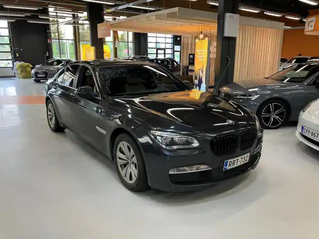 Harmaa Sedan, BMW 730 – RRT-732