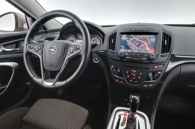 Ruskea Farmari, Opel Insignia – RRZ-970