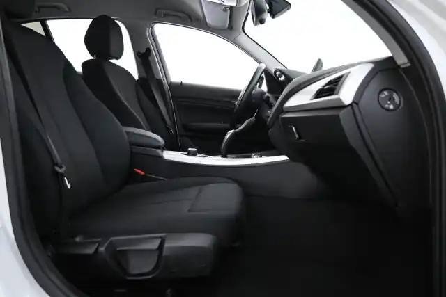 Valkoinen Viistoperä, BMW 118 – RSA-374