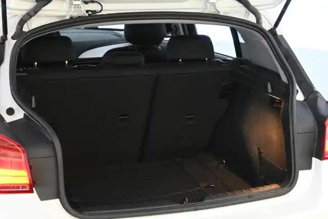 Valkoinen Viistoperä, BMW 118 – RSA-374
