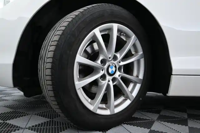 Valkoinen Viistoperä, BMW 118 – RSA-374
